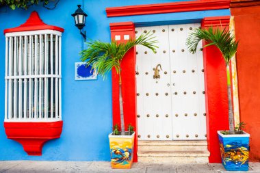 Cartagena de Indias duvarlı şehir renkli colonial evlerde