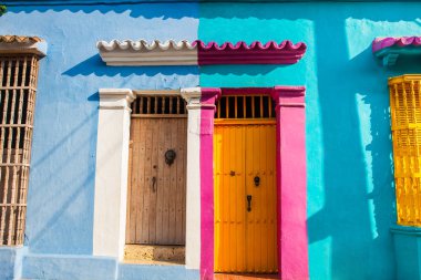 Cartagena de Indias duvarlı şehir renkli colonial evlerde