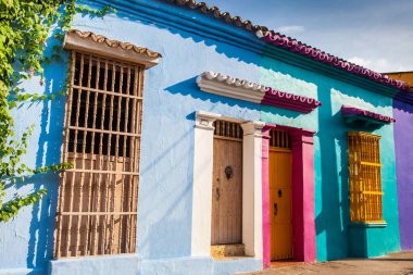 Cartagena de Indias duvarlı şehir renkli colonial evlerde