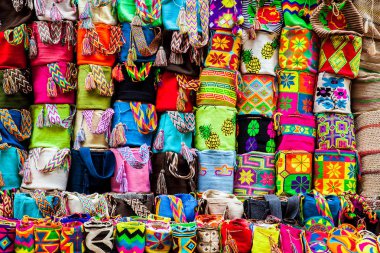El işi geleneksel Wayuu torba Cartagena de Indias duvarlı şehir, sokak Satıyoruz