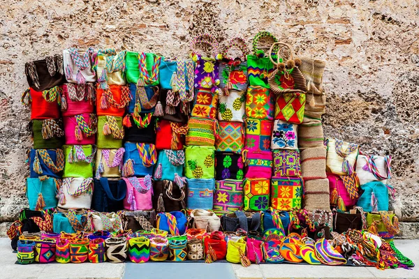 Straat Verkoop Van Handgemaakte Traditionele Wayuu Tassen Bij Ommuurde Stad — Stockfoto