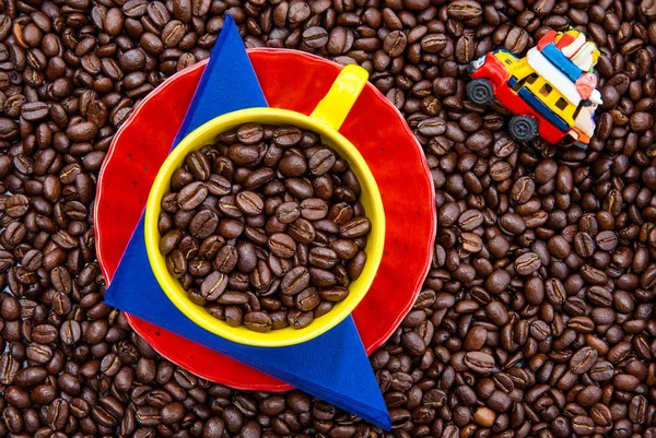 Kolombiyalı kahve ve geleneksel kırsal otobüs chiva kavrulmuş kahve çekirdekleri bir arka plan üzerinde adı verilen