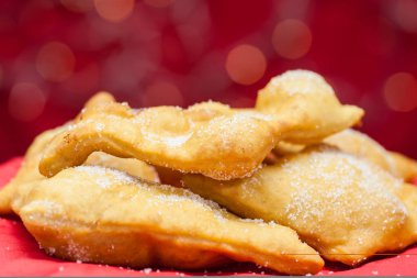 Geleneksel Kolombiya Noel yemeği hojaldras kırmızı zemin üzerine aradı