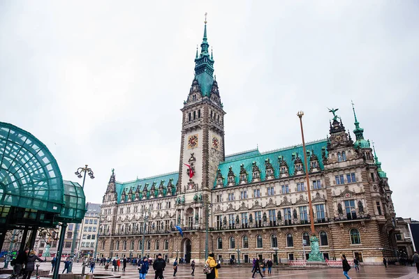 德国汉堡 2018年3月 汉堡市政厅大楼位于位于市中心 Rathausmarkt 广场的 Altstadt 在一个寒冷的初雨春日 — 图库照片