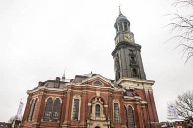 Saint Michael kilisede Hamburg'da soğuk yağmurlu bir gün erken bahar