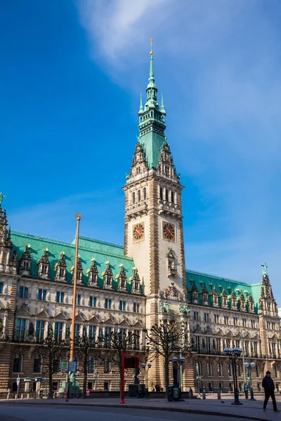 德国汉堡 2018年3月 汉堡市政厅大楼位于位于城市中心的 Altstadt Rathausmarkt 在一个美丽的初春的日子里 — 图库照片