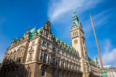 Altstadt Rathausmarkt Meydanı'nda şehir merkezinde bir güzel bahar erken gün içinde bulunan Hamburg Belediye Binası
