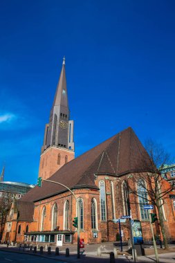 Hamburg, Almanya - Mart, 2018: Tarihi Saint James Kilisesi Hamburg şehir merkezi