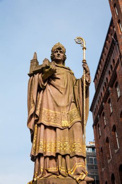 Hamburg'da tarihi Bischof Ansgar heykeli