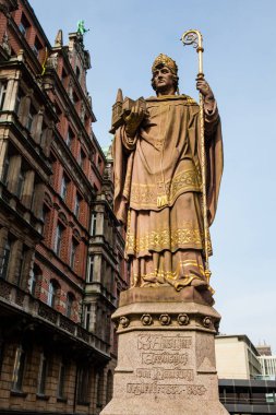 Hamburg'da tarihi Bischof Ansgar heykeli