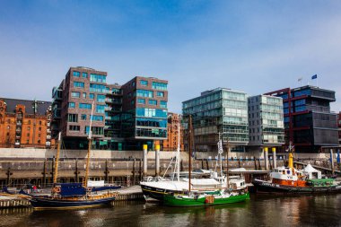 Hamburg, Almanya - Mart, 2018: Geleneksel liman Hafencity Sandtorhafen