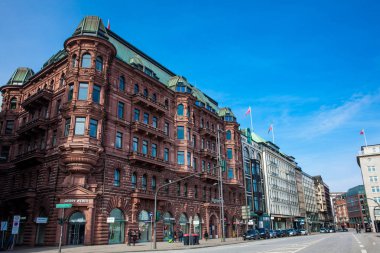 Hamburg, Almanya - Mart, 2018: kentsel mesire Jungfernstieg Hamburg'da bulunan güzel Hamburger Hof bina