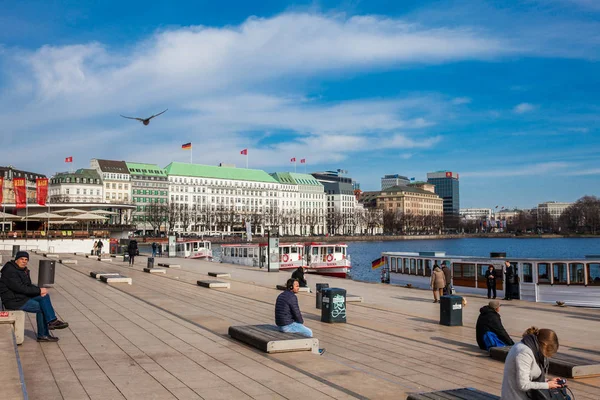 Hamburg Németország Március 2018 Emberek Ülnek Belső Hamburg Alster Mellett — Stock Fotó