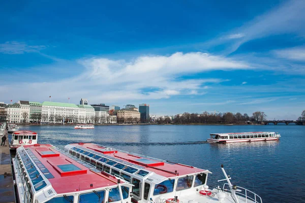 Hamburg, Almanya - Mart, 2018: İç Alster Gölü Hamburg, turistik tekneler