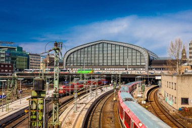 Hamburg central tren istasyonunda kırmızı Tren