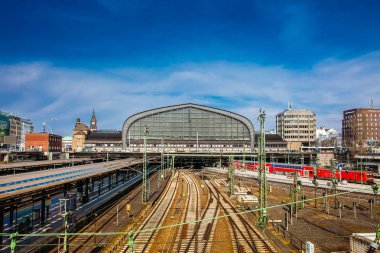 Hamburg central tren istasyonunda kırmızı Tren