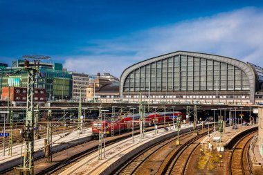 Hamburg central tren istasyonunda kırmızı Tren