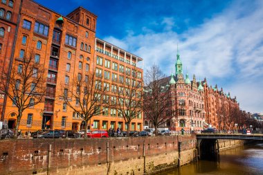 Hamburg, Almanya - Mart, 2018: Güzel antika binalar ve Hamburg city adlı kanallar