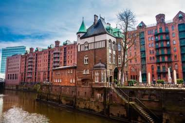 Hamburg, Almanya - Mart, 2018: Güzel antika binalar ve Hamburg city adlı kanallar
