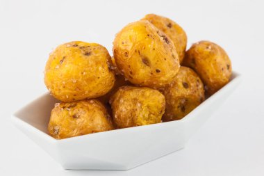 Beyaz arka planda izole sarı kızarmış patates (Solanum phureja)