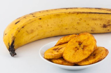 Beyaz arka plan üzerinde izole kızarmış yarım olgun muz dilimleri