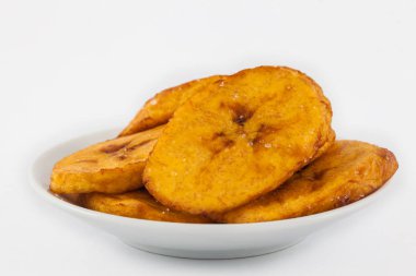 Beyaz arka plan üzerinde izole kızarmış yarım olgun muz dilimleri