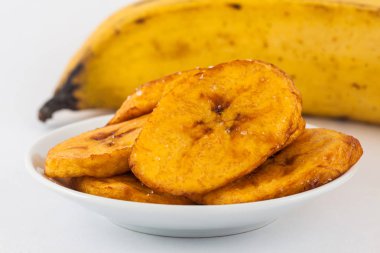 Beyaz arka plan üzerinde izole kızarmış yarım olgun muz dilimleri