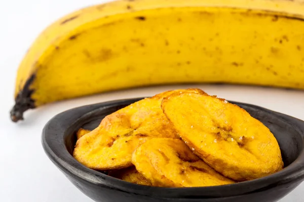 Smažené Půl Zralý Banán Plátky Izolovaných Bílém Pozadí — Stock fotografie