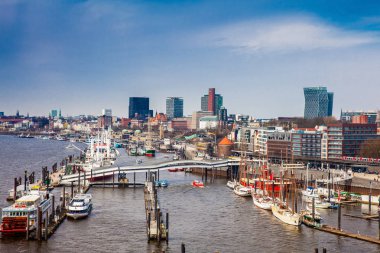 Hamburg limanının görünümünü bir güzel erken bahar gününde