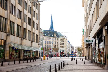 Hamburg, Almanya - Mart, 2018: Güzel caddeleri civarında Rathaus Hamburg şehir merkezi