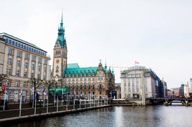 Hamburg, Almanya - Mart, 2018: Güzel caddeleri civarında Rathaus Hamburg şehir merkezi