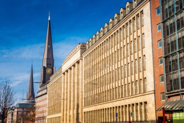 Aziz James Kilisesi ve binalarda bir güzel Hamburg city center, erken bahar günü kule