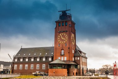 Finkenwerder Hamburg Elbe Nehri'nin kıyısında kulesinde Navigator