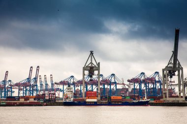 Hamburg, Almanya - Mart, 2018: Endüstriyel bağlantı noktası kargo lojistik kapsayıcılar ve Gemi vinçler Hamburg