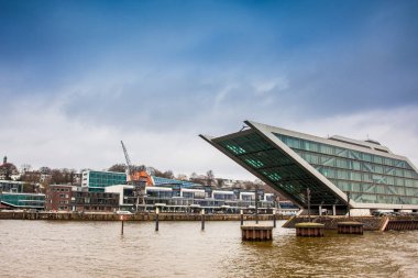 Hamburg, Almanya - Mart, 2018: rıhtım ofis Edgar-Engelhard-Kai quay, balıkçı limanı, liman Hamburg, Altona, Elbe Nehri
