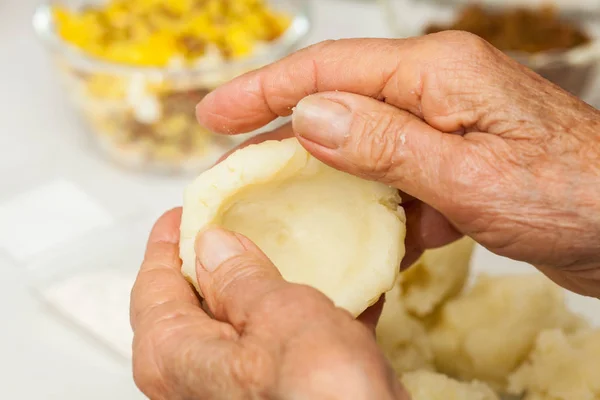 Шаги Приготовления Традиционного Колумбийского Блюда Называемого Фаршированным Картофелем Вручную Намазывать — стоковое фото