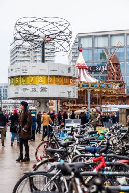 Berlin, Almanya - Mart, 2018: Urania Dünya saati genel Alexanderplatz Meydanı Mitte, Berlin de yer alan