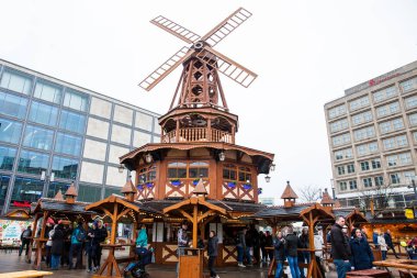 Berlin, Almanya - Mart, 2018: Soğuk bir kış günü sonunda Alexanderplatz, yel değirmeni bar