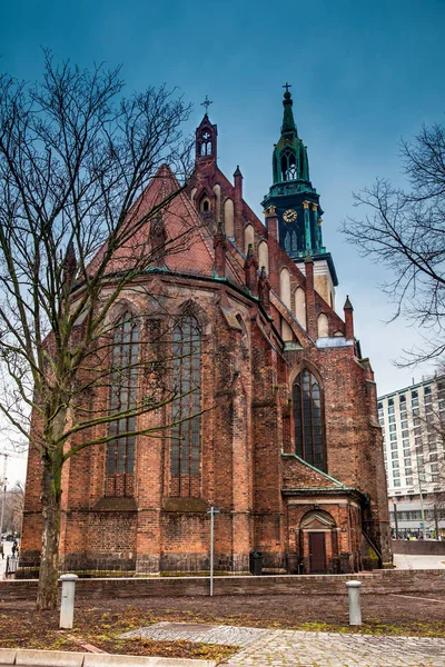 Soğuk bir kış günü ucunda merkezi Berlin'de bulunan tarihi ve güzel Meryem Ana Kilisesi