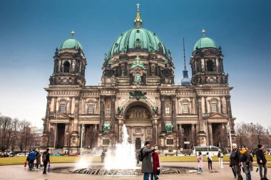 Berlin, Almanya - Mart, 2018: Yüksek bucak ve Collegiate Kilisesi ya da soğuk bir kış günü ucundaki denilen Berlin Katedrali 