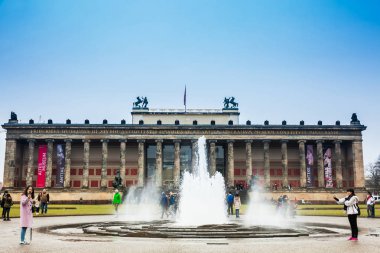 Berlin, Almanya - Mart, 2018: Altes Museum Lustgarten soğuk bir kış günü ucunda yer