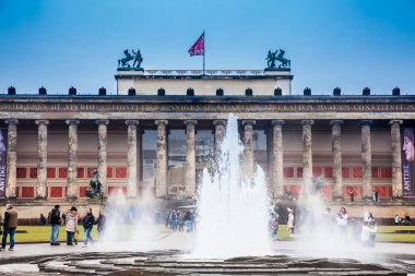 Berlin, Almanya - Mart, 2018: Altes Museum Lustgarten soğuk bir kış günü ucunda yer