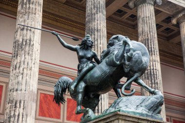 Berlin, Almanya - Mart, 2018: Amazon heykel girişinde Lustgarten soğuk bir kış günü ucunda yer Altes Museum
