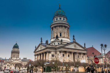 Berlin, Almanya - Mart, 2018: New Church da Alman Kilisesi Gendarmenmarkt üzerinde soğuk bir kış günü sonunda denir
