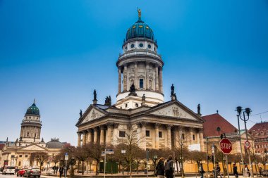 Berlin, Almanya - Mart, 2018: New Church da Alman Kilisesi Gendarmenmarkt üzerinde soğuk bir kış günü sonunda denir