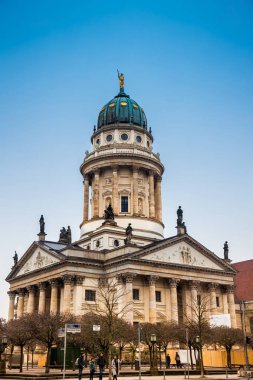 Berlin, Almanya - Mart, 2018: New Church da Alman Kilisesi Gendarmenmarkt üzerinde soğuk bir kış günü sonunda denir