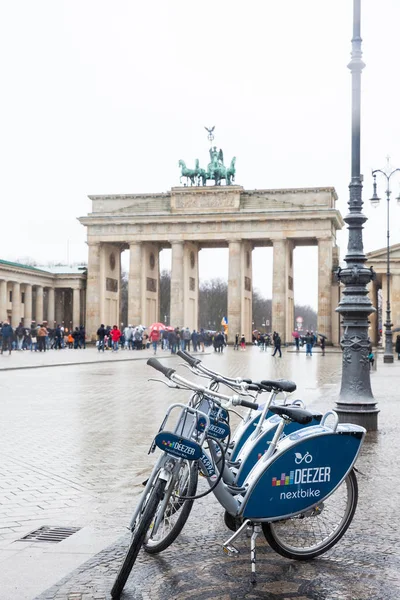 Berlín Alemania Marzo 2018 Bicicletas Públicas Turistas Puerta Brandeburgo Vistos — Foto de Stock