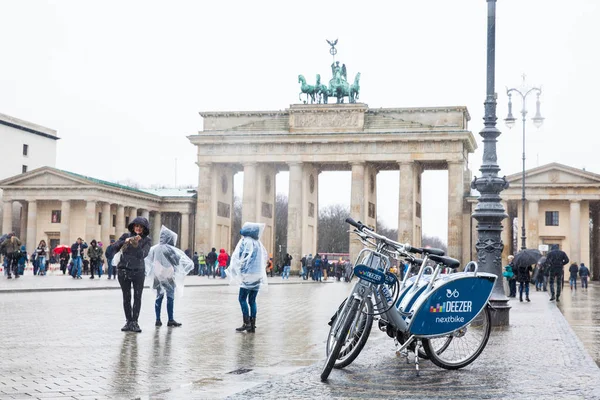 Berlín Alemania Marzo 2018 Bicicletas Públicas Turistas Puerta Brandeburgo Vistos — Foto de Stock