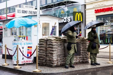Berlin, Almanya - Mart, 2018: Berlin Duvarı geçiş noktası Doğu Berlin ve Batı Berlin Checkpoint Charlie bilinen soğuk savaş sırasında arasında