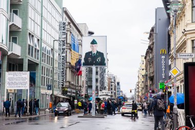 Berlin, Almanya - Mart, 2018: Berlin Duvarı geçiş noktası Doğu Berlin ve Batı Berlin Checkpoint Charlie bilinen soğuk savaş sırasında arasında